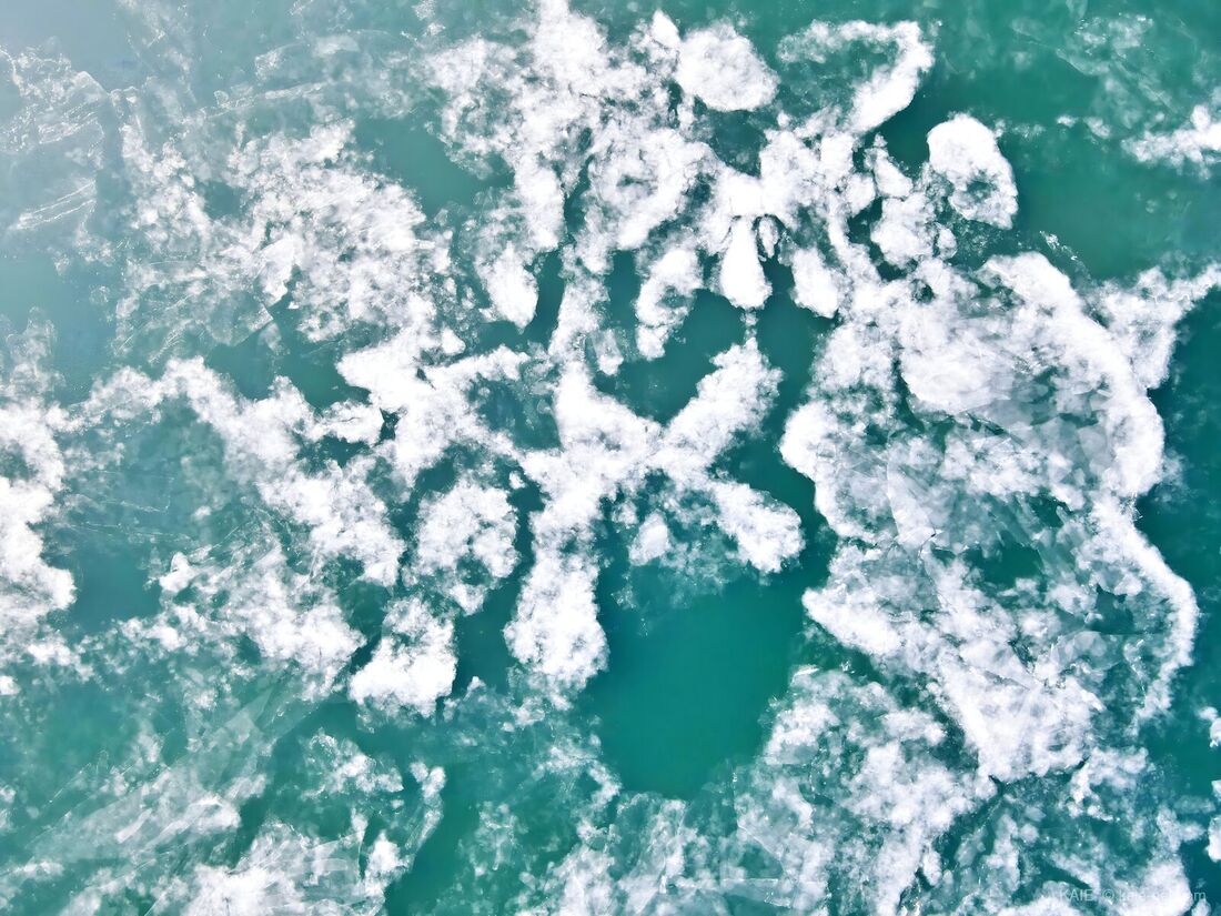 エメラルドの水面と氷